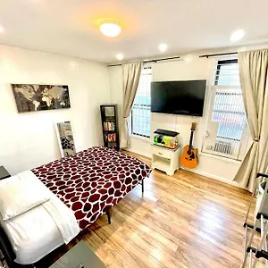 2 Bedrooms One Stop From Manhattan Apartment
